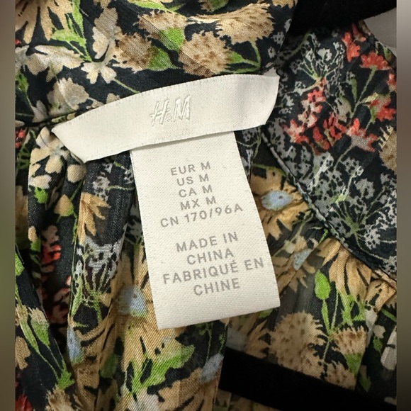 H&M mock neck patterned blouse - Picture 5 of 5